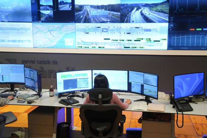 Pantalles d'informació del Servei Català de Trànsit durant les mesures especials per a la segona fase del dispositiu especial de tràfic de Setmana Santa, a 2 d'abril de 2026, a Barcelona, Catalunya (Espanya). 