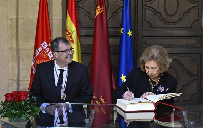 La Reina Sofía deja su huella en Murcia firmando en el Libro de Oro del Ayuntamiento