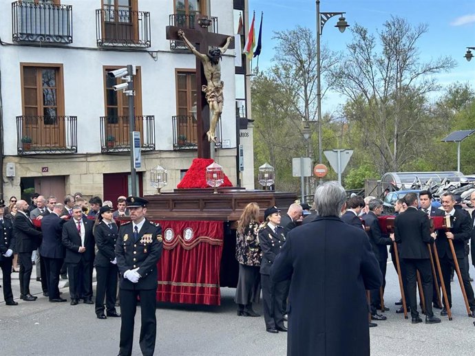 Momento en el que la procesión ha parado mirando hacia el cementerio