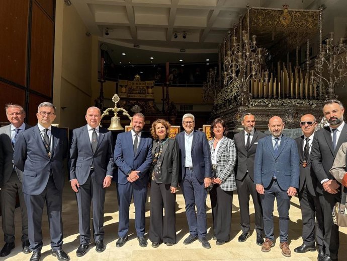 La secretaria general del PSOE-A y candidata a la Presidencia de la Junta de Andalucía, María Jesús Montero, en su visita a las cofradías que procesionan este Viernes Santo en Málaga.