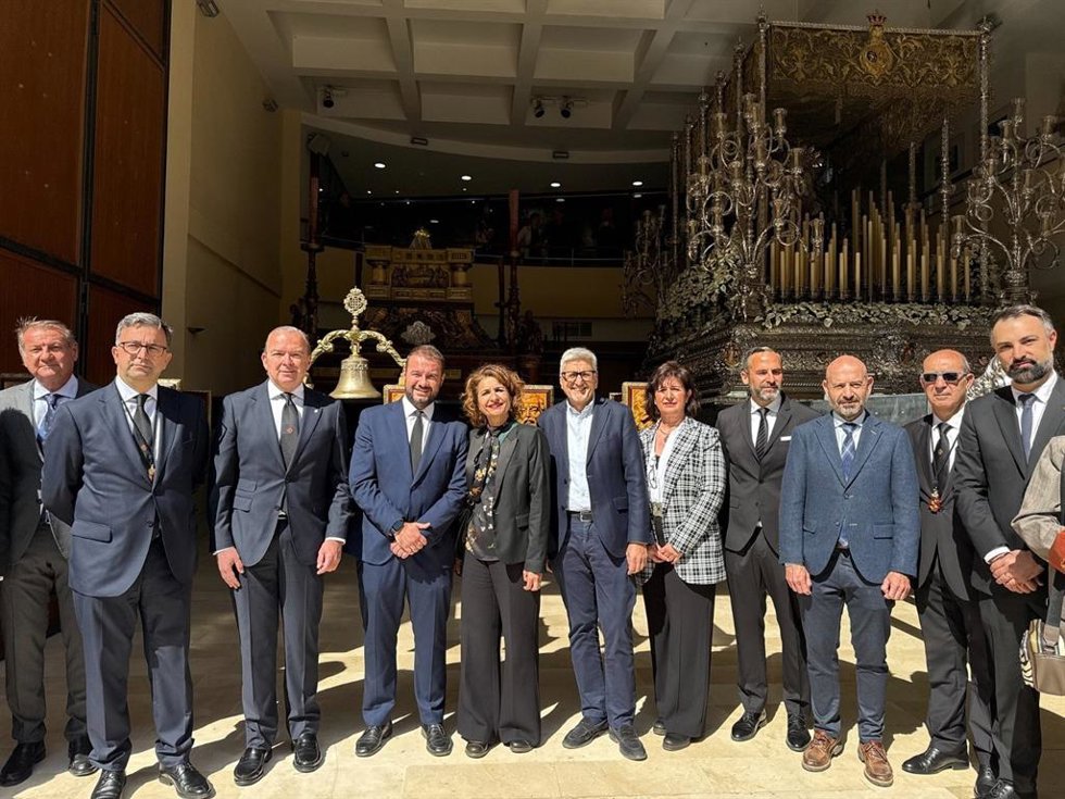 La secretaria general del PSOE-A y candidata a la Presidencia de la Junta de Andalucía, María Jesús Montero, en su visita a las cofradías que procesionan este Viernes Santo en Málaga.