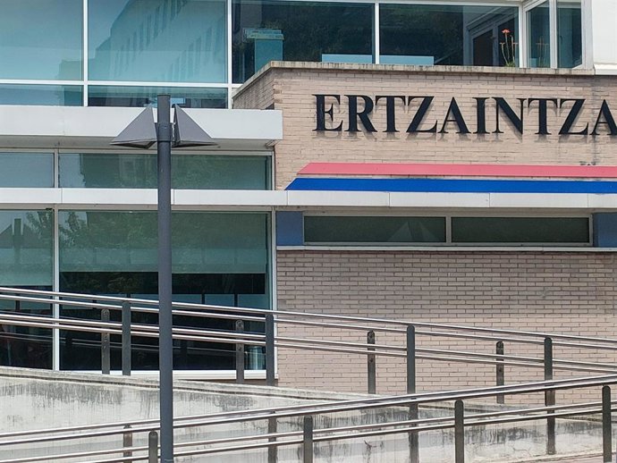 Delegacia da Ertzaintza em Basauri, onde, nesta quarta-feira, uma mulher faleceu e seu companheiro foi detido por suspeita de homicídio.