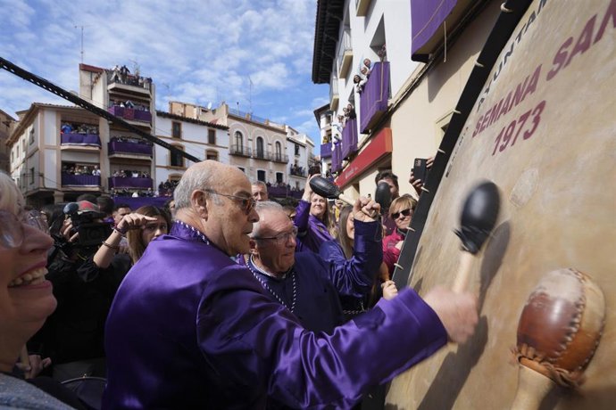 El actor Antonio Resines en la'Rompida de la Hora', en la plaza de España, a 3 de abril de 2026, en Calanda, Teruel, Aragón (España). Al fondo elconsejero de Medio Ambiente y Turismo del Gobierno de Aragón en funciones, Manuel Blasco
