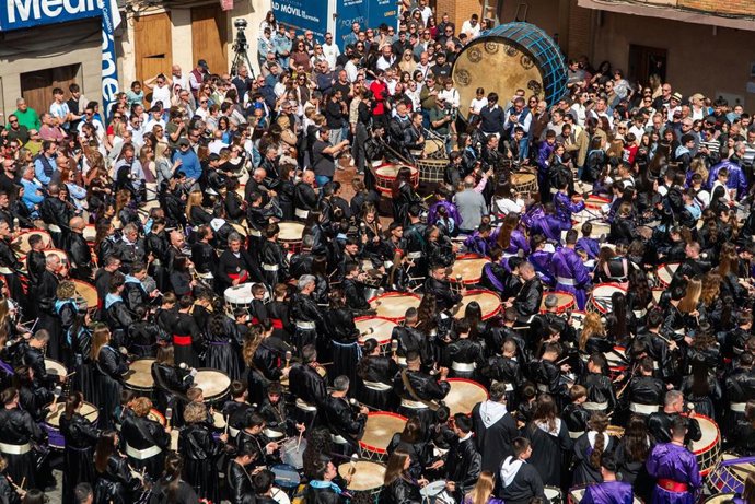 Archivo - L'Alcora rompe la hora con el latido de mil tambores y bombos