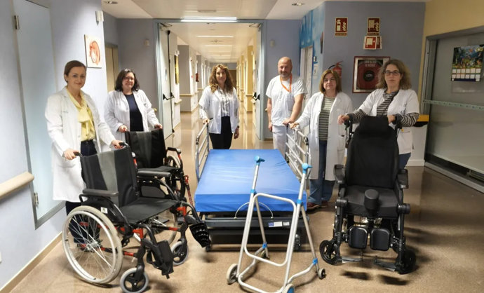 El Hospital de Tomelloso incorpora andadores, bastones y camas articuladas a su sistema de préstamos.
