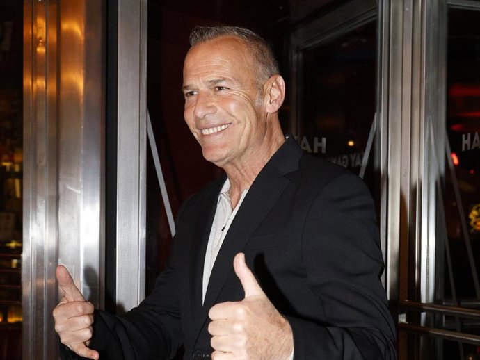 Carlos Lozano saborea la calma y disfruta de unos días muy familiares con Mónica Hoyos y su hija Luna