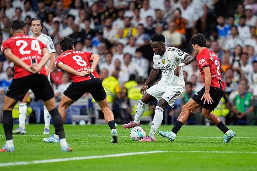 Archivo - El delantero del Real Madrid Vinícius Júnior, ante el RCD Mallorca en el Santiago Bernabéu.