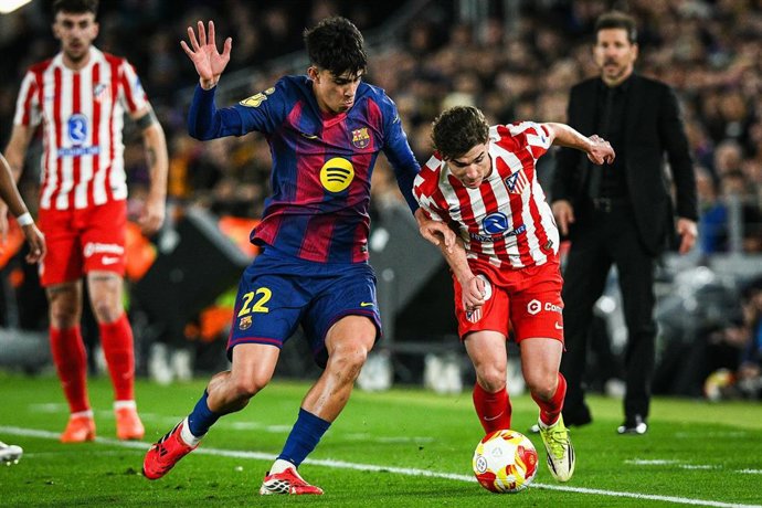 Archivo - El delantero del Atlético de Madrid Julián Álvarez y el centrocampista del FC Barcelona Marc Bernal disputan el balón.