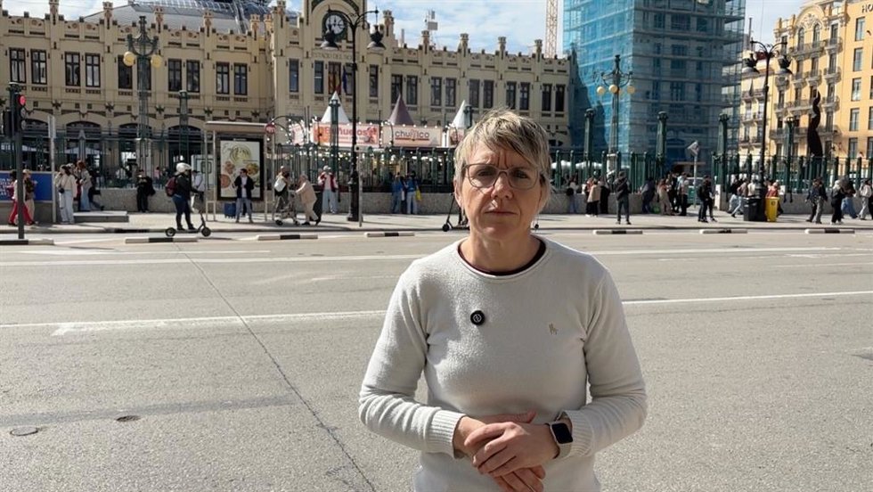 La portavoz de Compromís en el Ayuntamiento de València, Papi Robles, ante la Estación del Norte de la ciudad