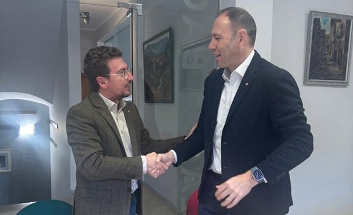 El conseller de Deportes, Berni Álvarez, y el alcalde de Bagà (Barcelona), Lluís Casas