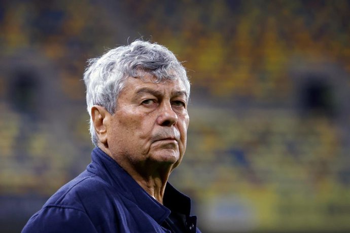 Archivo - ROMANIA, Oct. 10, 2025  -- Romania's head coach Mircea Lucescu looks on before the international friendly football match between Romania and Moldova at Arena Nationala stadium in Bucharest, Romania, Oct. 9, 2025.