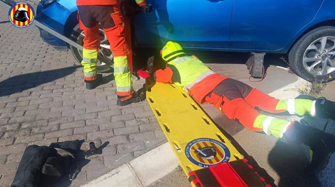 Rescatan al conductor de un patinete atrapado debajo de un coche en un accidente en Torrent