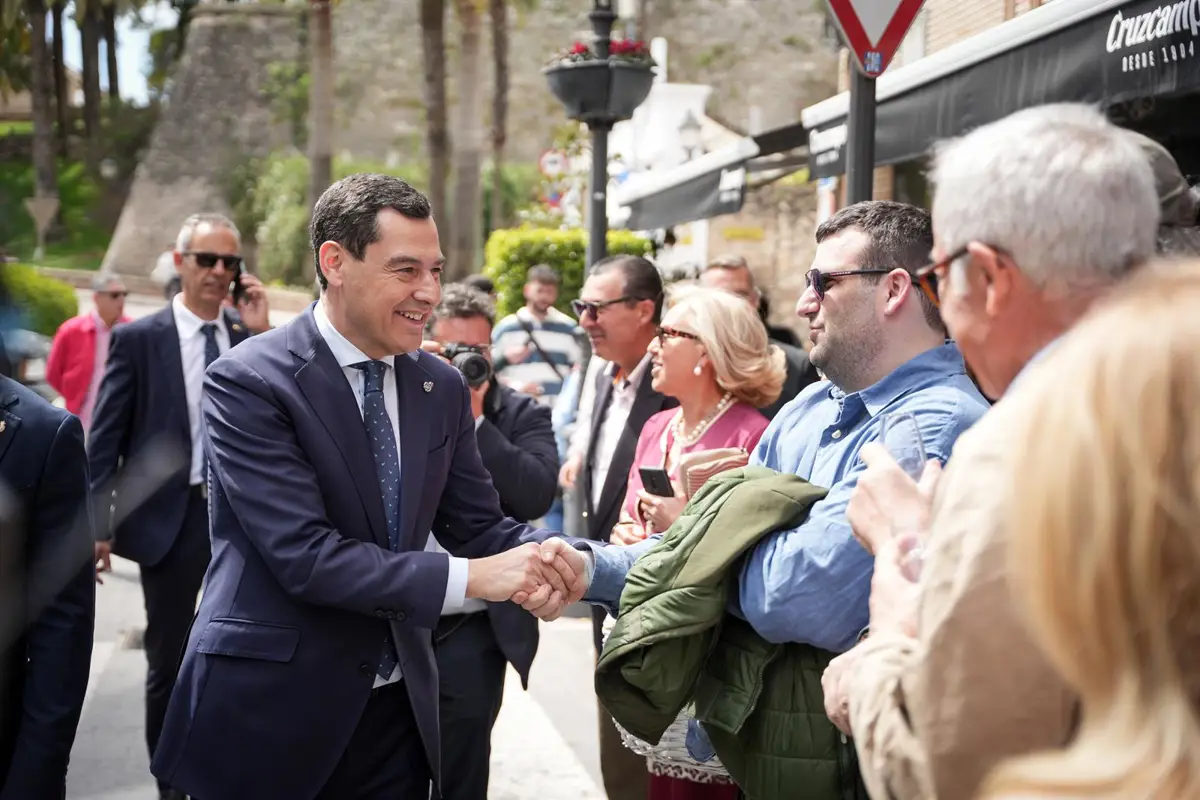 Juanma Moreno durante su visita a Cabra