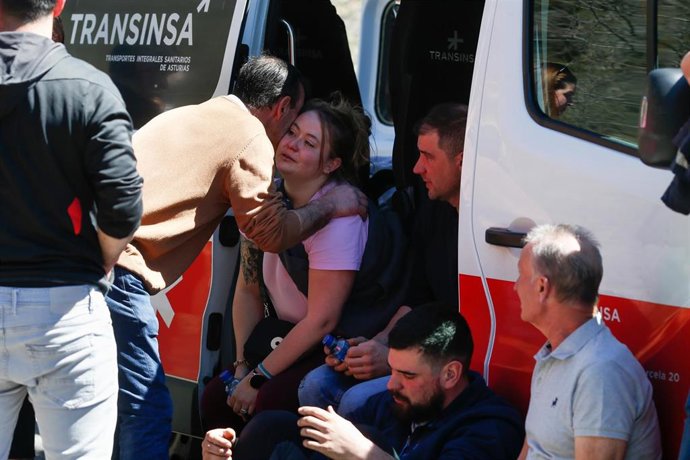 Archivo - Familiares y amigos de las víctimas durante las labores de búsqueda de las víctimas del accidente en la mina de Cerredo, a 31 de marzo de 2025, en Degaña, Asturias (España). 