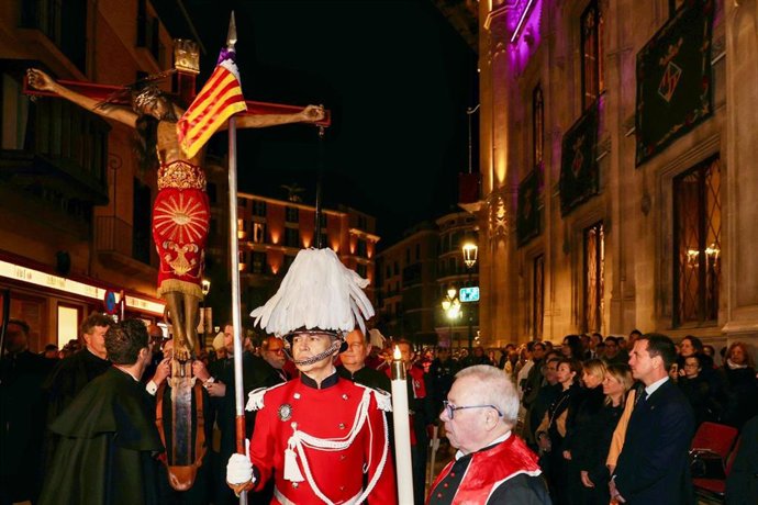La procesión del Crist de la Sang a su llegara al Palau del Consell de Mallorca.