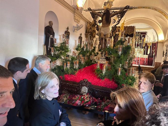Visita institucional del Ayuntamiento de Jerez a una de las hermandades del Viernes Santo.