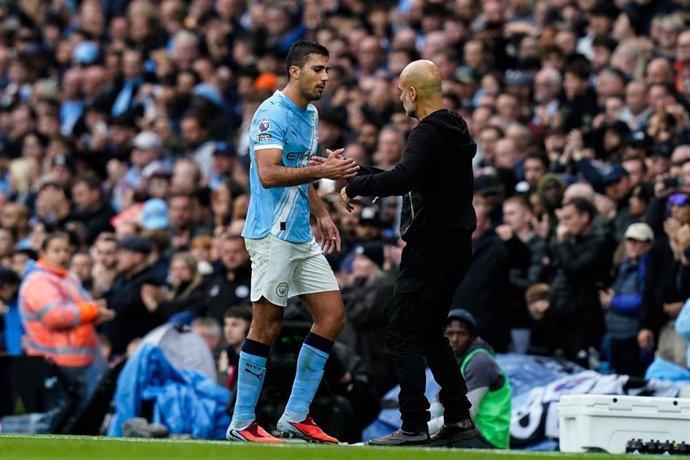 Archivo - Rodri y Pep Guardiola en un partido del Manchester City