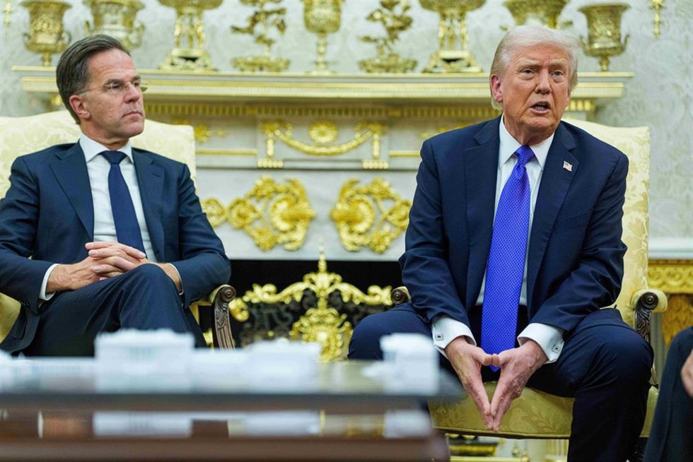 Archivo - El presidente de EEUU, Donald J Trump, durante unas declaraciones en el Despacho Oval junto al secretario general de la OTAN, Mark Rutte.