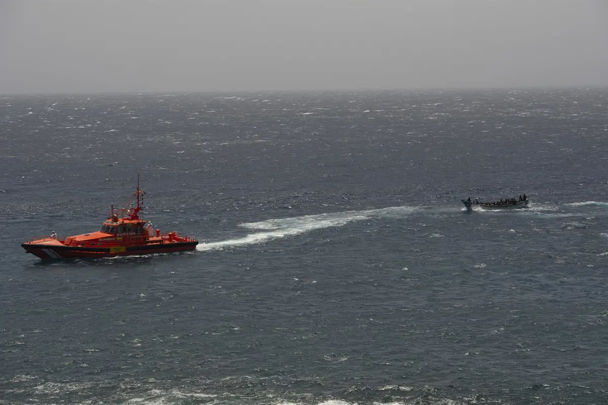 Archivo - Un cayuco a su llegada al puerto de La Restinga, a 22 de agosto de 2024, en El Hierro, Canarias (España).