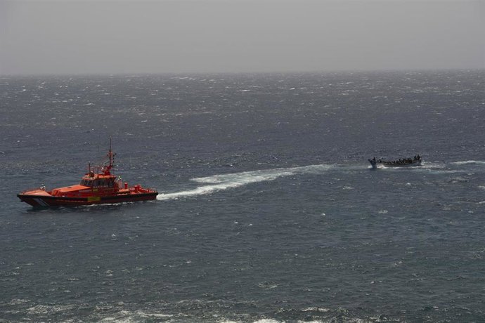Archivo - Un cayuco a su llegada al puerto de La Restinga, a 22 de agosto de 2024, en El Hierro, Canarias (España). 