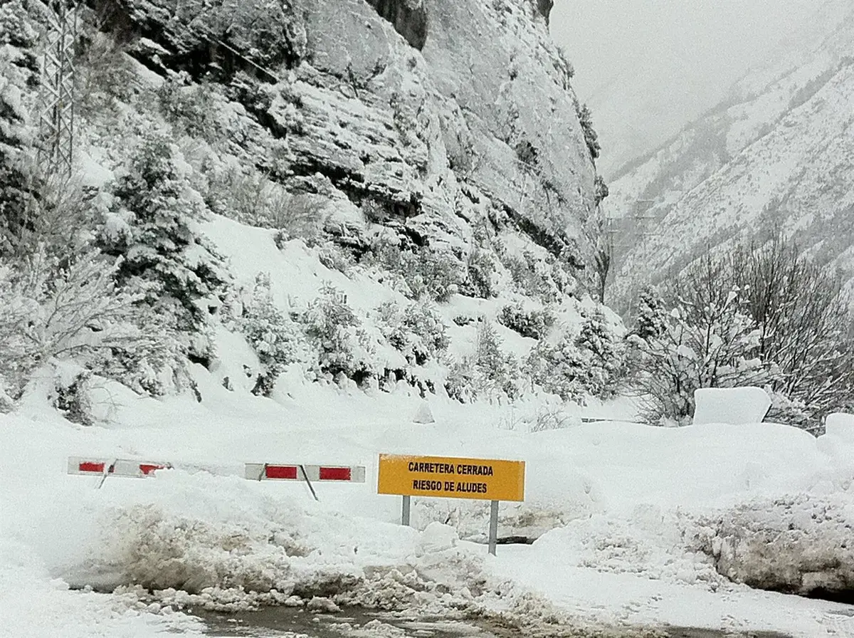 Carretera cerrada por riesgo de aludes