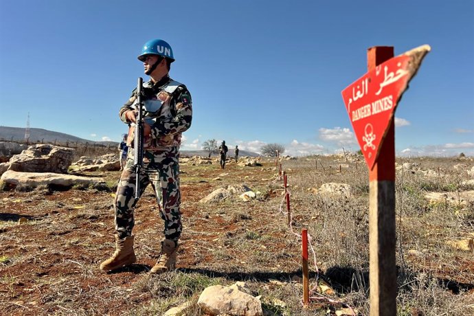Archivo - Arquivo - BLIDA, 20 de dezembro de 2025  -- Soldados da Força Interina das Nações Unidas no Líbano (UNIFIL) montam guarda perto de um campo minado em Blida, uma cidade fronteiriça no sul do Líbano, em 19 de dezembro de 2025. Na sexta-feira, a UN