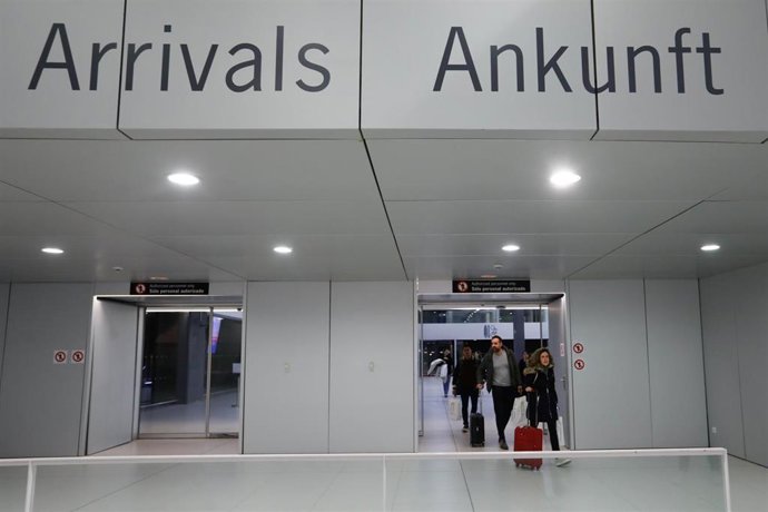 Archivo - Pasajeros en el Aeropuerto Internacional de la Región de Murcia 