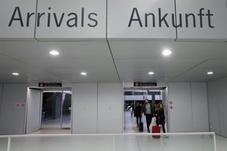 Archivo - Varios pasajeros llegan en el vuelo inaugural de la conexión Madrid-Región de Murcia, a 1 de diciembre de 2023, en Murcia, Región de Murcia (España). La aerolínea Volotea ha comenzado hoy a operar la conexión del Aeropuerto Internacional de la R