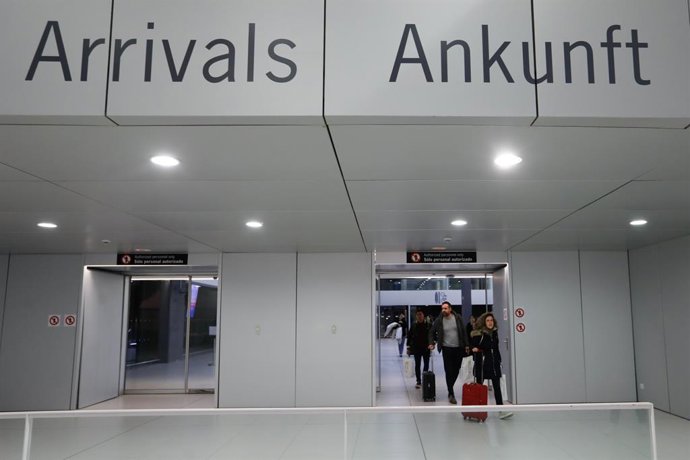 Archivo - Varios pasajeros llegan en el vuelo inaugural de la conexión Madrid-Región de Murcia, a 1 de diciembre de 2023, en Murcia, Región de Murcia (España). La aerolínea Volotea ha comenzado hoy a operar la conexión del Aeropuerto Internacional de la R