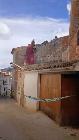 Bomberos de la Diputación de Teruel retiran un tejado de chapa en riesgo por el viento en Albalate