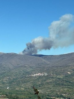 Incendio forestal en Piornal visto desde la localidad de El Torno