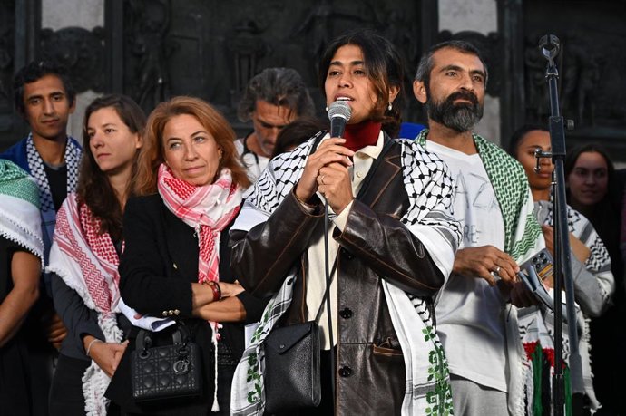 Archivo - Arquivo - 8 de outubro de 2025, Paris, Île-de-France (Região, França): a eurodeputada Rima Hassan na manifestação pró-Palestina em apoio às frotas “Global Sumud” e “Thousand Madleens” em Paris, em 8 de outubro de 2025.