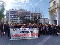 Vecinos de Basauri se concentran contra el homicidio de una mujer en el municipio y exigen compromiso a instituciones