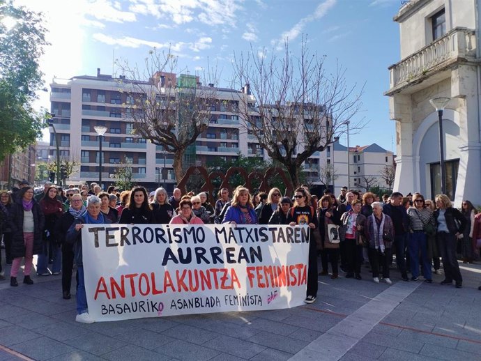 Concentración en Basauri en rechazo al homicidio de una mujer