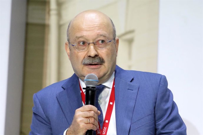 Archivo - July 3, 2025, Saint Petersburg, Russia: Mikhail Zadornov, Economist seen during the session Growth, demand and potential: how they are affected by PREP of the Financial Congress of the Bank of Russia at The new stage of the Alexandrinsky Theater