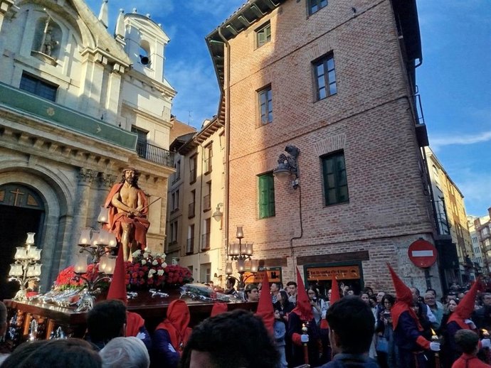 Uno de los pasos de la Procesión General al salir de la Iglesia de la Vera Cruz de Valladolid.