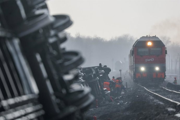 RÚSSIA, REGIÃO DE ULYANOVSK - 3 DE ABRIL DE 2026: Cena do descarrilamento do trem de passageiros nº 302, que fazia a rota de Moscou a Chelyabinsk, perto da estação de Bryandino, na Linha Ferroviária de Kuybyshev. Sete vagões saíram dos trilhos; quatro pas