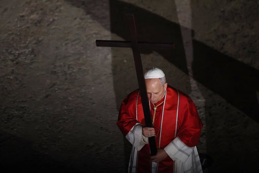 El Papa León XIV portando la cruz de madera durante el Via Crucis celebrado este Viernes Santo en el Coliseo de Roma.