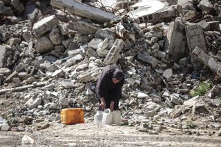 Una mujer palestina en el campamento de refugiados de Nuseirat, en el centro de la Franja de Gaza