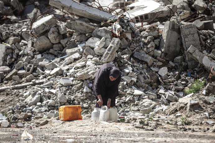 March 30, 2026, Nusairat, Gaza Strip, Palestinian Territory: Palestinians gather to obtain drinking water amid deteriorating living conditions inside their tents and destroyed homes, and a severe shortage of basic necessities, in Al-Bureij refugee camp in