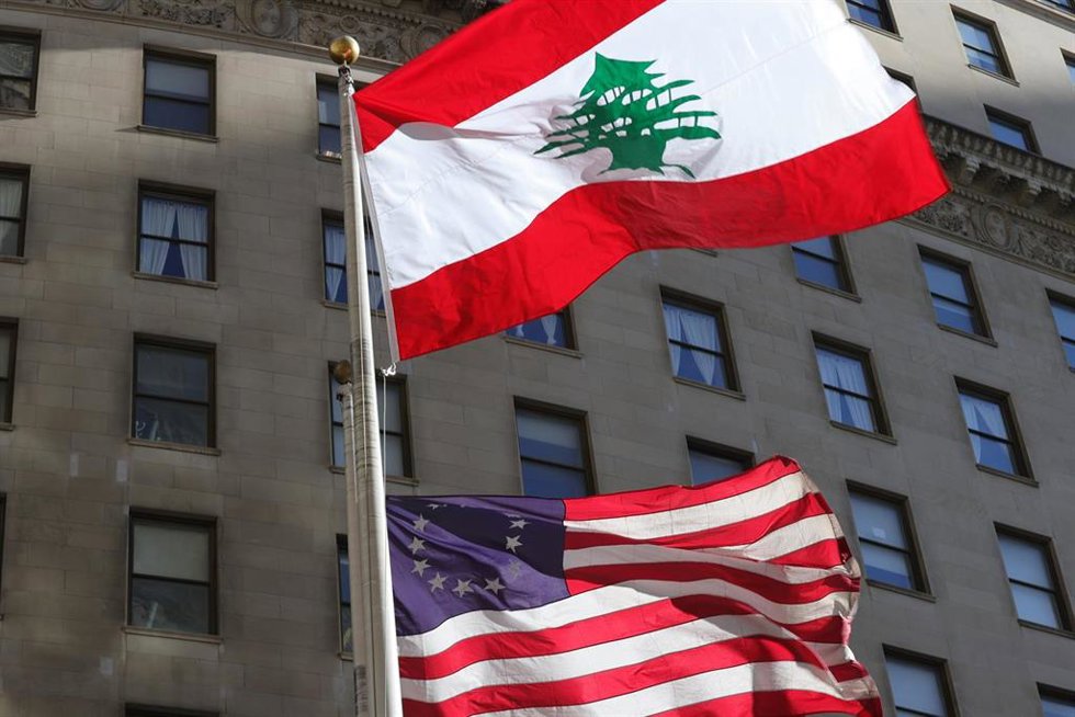Archivo - Banderas de Líbano y Estados Unidos