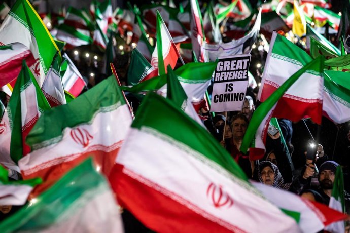 3 de abril de 2026, Irã, Irã: Manifestantes pró-governo iranianos participam de uma manifestação. O Irã e seus aliados trocaram tiros com Israel e os Estados Unidos, enquanto alvos ligados a Washington em todo o Oriente Médio foram atacados juntamente com