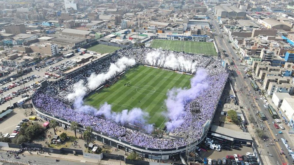 Archivo - Hinchas de Alianza Lima en el Estadio Matute de La Victoria (archivo)