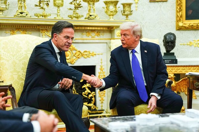Archivo - El presidente de EEUU, Donald J Trump, estecha la mano del secretario general de la OTAN, Mark Rutte. 
