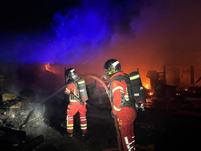 Bomberos de la Comunidad de Madrid sofocan un incendio en siete infraviviendas de Fuenlabrada esta madrugada