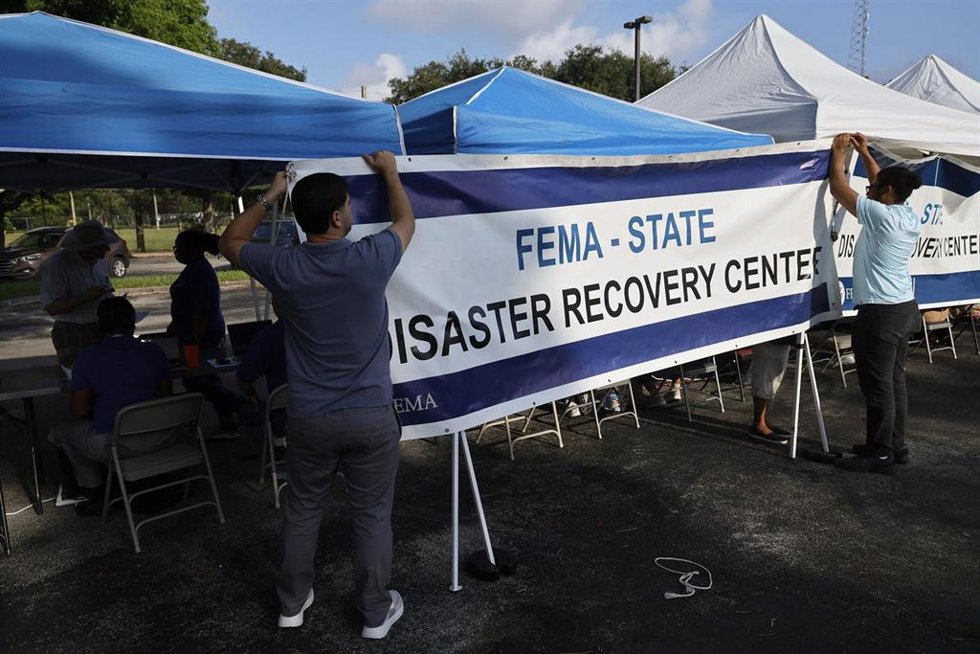 Archivo - Imagen de empleados de la Agencia Federal para la Gestión de Emergencias de EEUU (FEMA) 