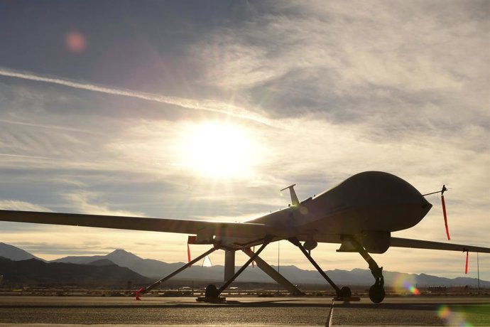 Archivo - STYLELOCATIONA U.S. Air Force MQ-1 Predator unmanned aerial vehicle is silhouetted by the setting sun on the ground at Creech Air Force Base, December 8, 2016 near Las Vegas, Nevada.