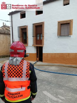 Los bomberos intervienen en el incendio de una cocina en Villatuerta.
