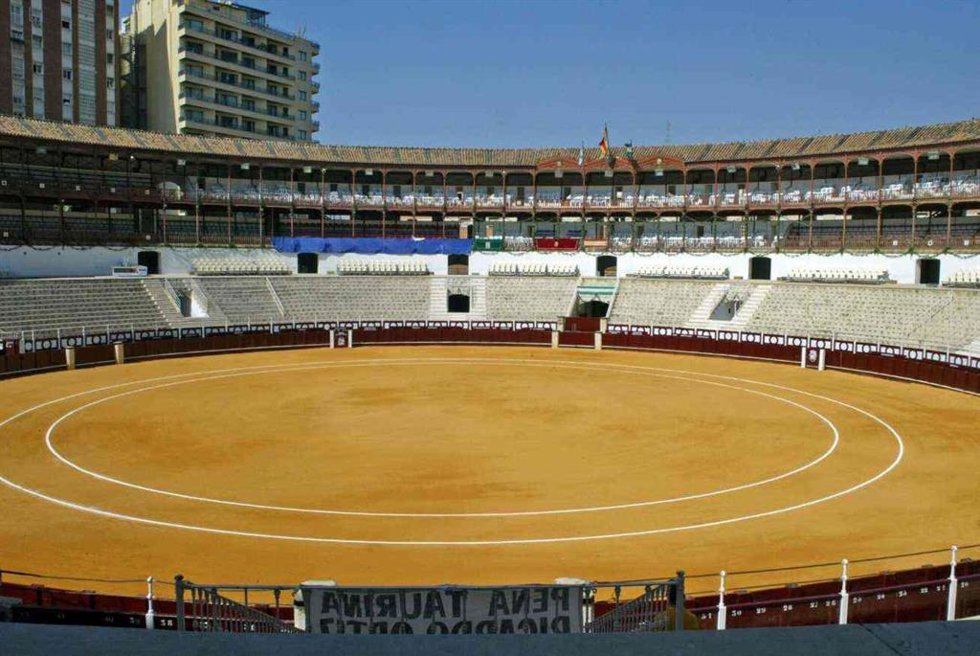 Vista de la plaza de toros de La Malagueta, donde este viernes ha fallecido un trabajador de corrales cuando ha sido cogido por uno de los toros que este sábado va a ser lidiado en la corrida picassiana.