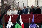 Foto: Centenares de personas siguen la procesión del Santo Entierro de Santander